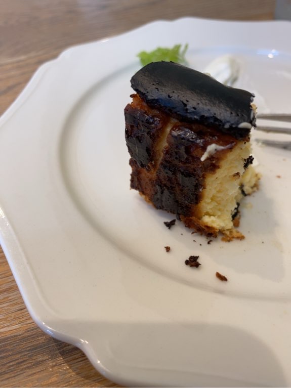 ジレカフェ豊田市　バスクチーズケーキの背面の焦げ