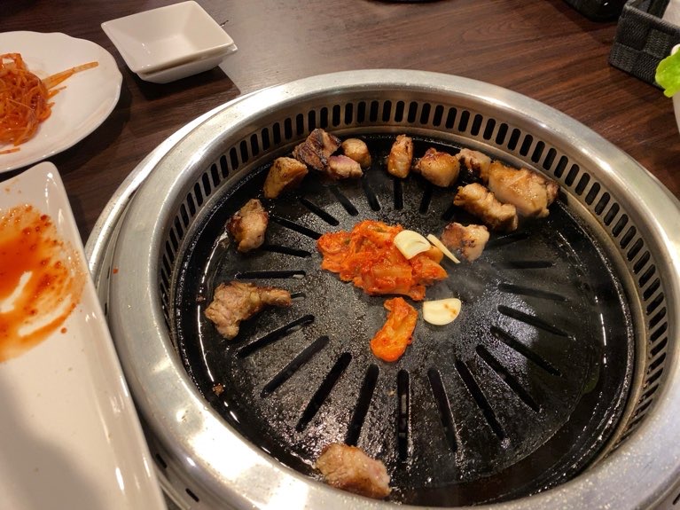 韓国料理テジラボ豊田店　カットしたサムギョプサル