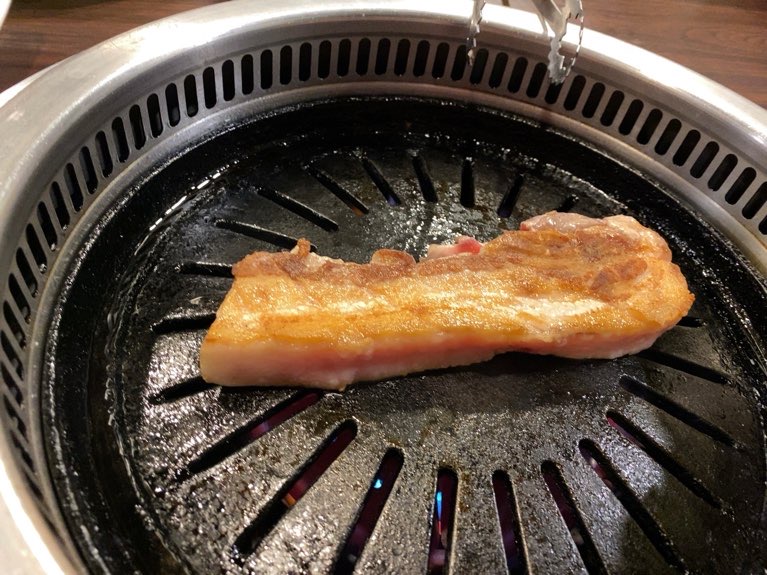 韓国料理テジラボ豊田店　サムギョプサルを焼いてる状態