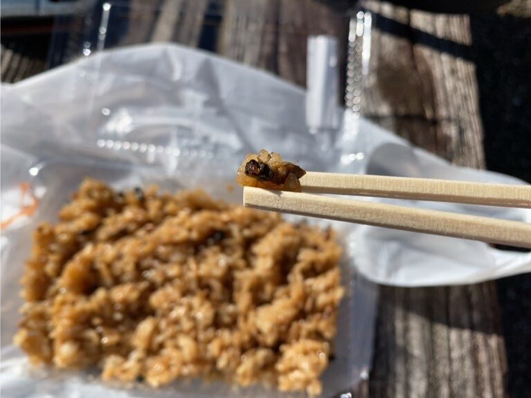 小原四季桜まつりの屋台　へぼ飯の蜂の子アップ