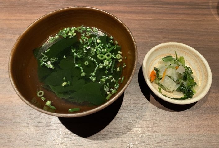 天串｜豊田駅前店　漬物とわかめスープ