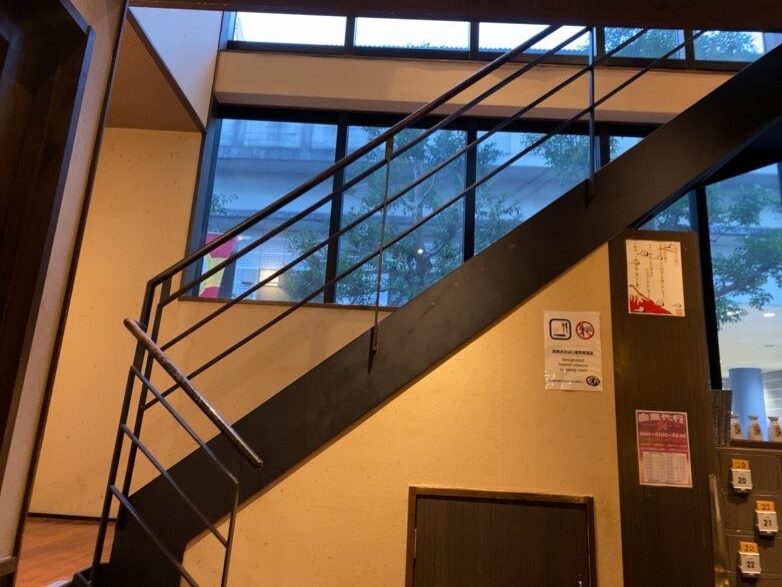 なにがしはなれ豊田市駅前店　2階への階段