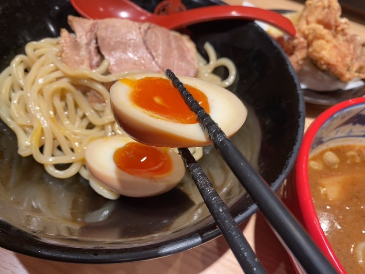 三田製麺所｜豊田インター店　煮卵一口