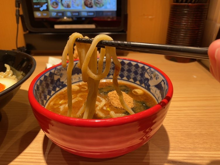 三田製麺所｜豊田インター店　麺をスープにつけた状態