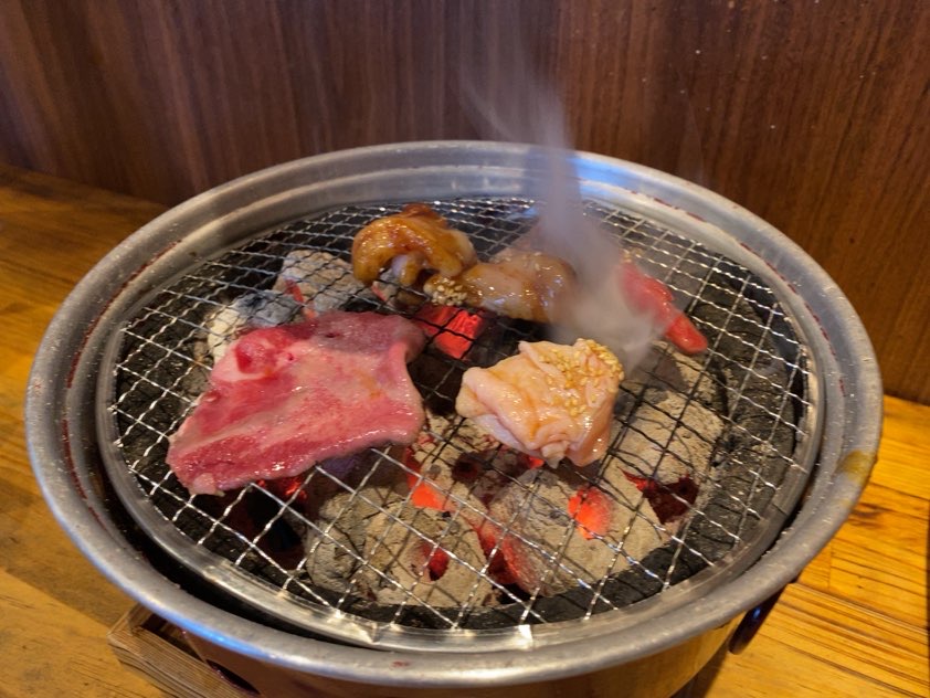 炭火焼肉 炭咲（豊田市）　4種類の肉を焼く