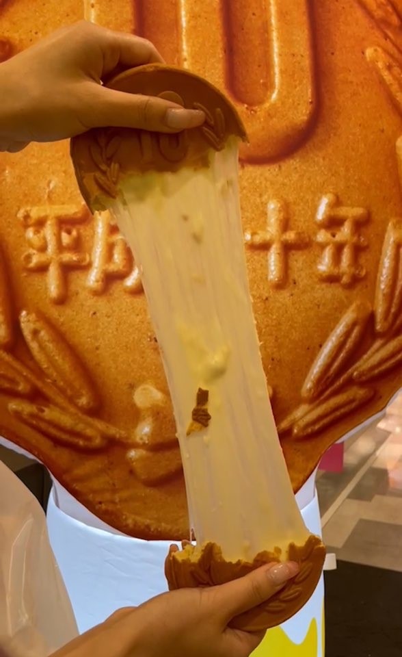 10円パンが豊田市T-face　10円パンを伸ばしてる状態