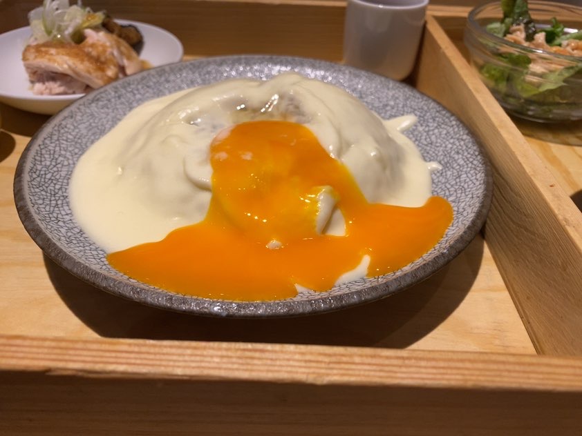 TSUKUMO食堂 豊田本店　チーズキーマカレーの卵黄を割った状態
