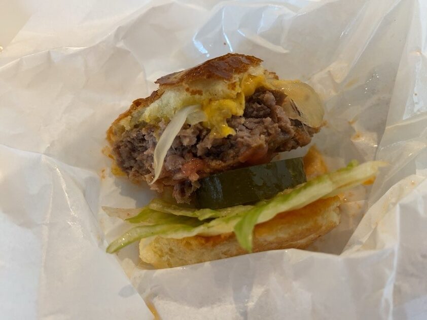 Ar's burger（アルズバーガー）豊田市　ピクルス挟んでる状態