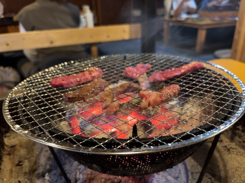炭火焼肉ドンキ（豊田市四郷）　七輪で肉を焼く