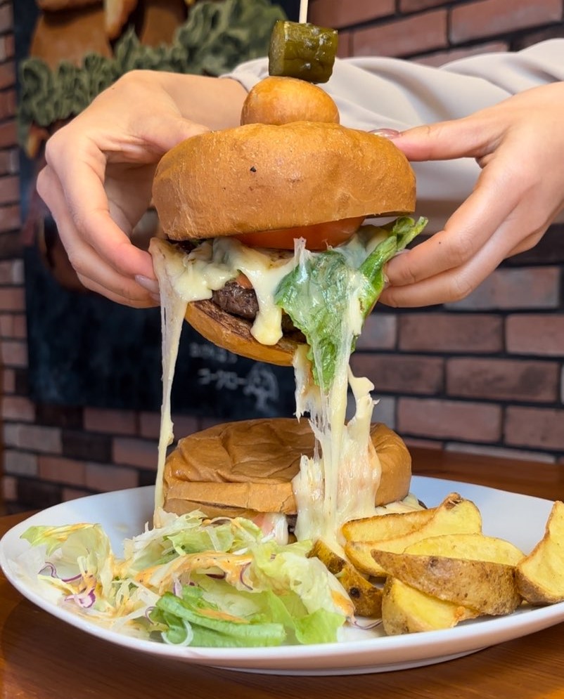 Kaju Burger（豊田市）　ハンバーガーを持ち上げた状態