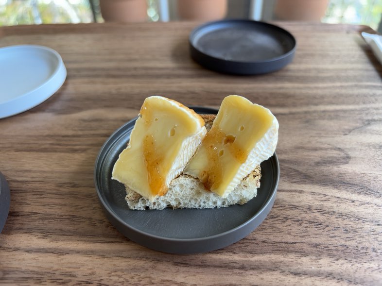 TEA HOUSE KAYUTEI（豊田市）　カマンベールチーズといちじくのブルスケッタ