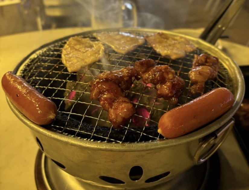 本格炭火焼肉ビアガーデンHawaii（プラザホテル豊田）　ウインナー焼いてる状態