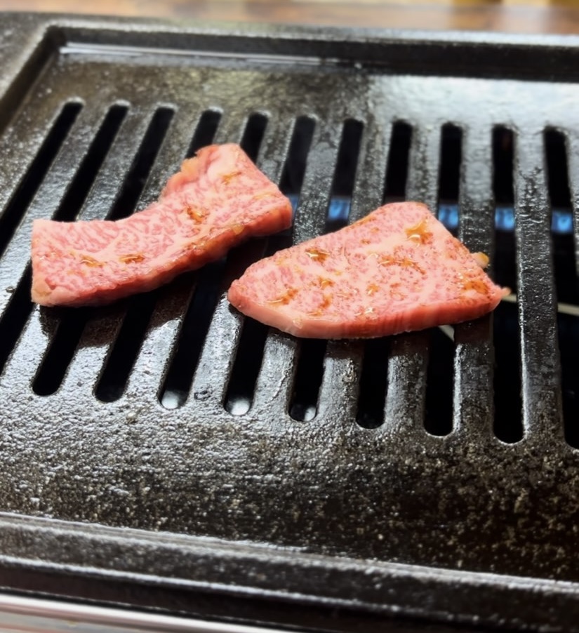 焼肉大光（豊田市大林）　和牛カルビを焼いてる状態