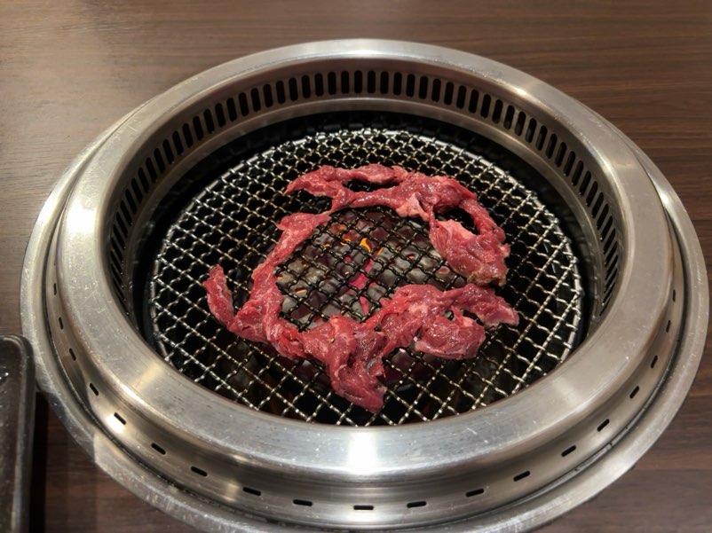 焼肉みち（豊田市）　ダイヤモンドカット赤身焼いてる