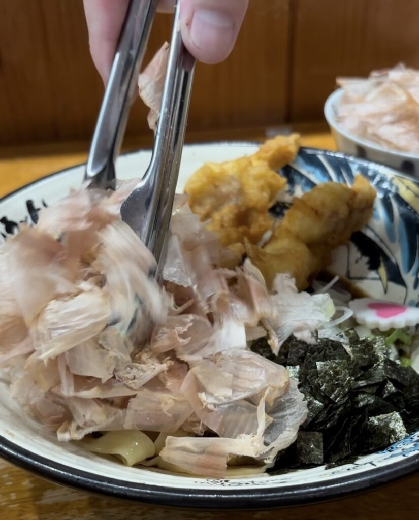 焼津ぶしうどん しょうた豊田店　うどんに鰹節ぶっかけ