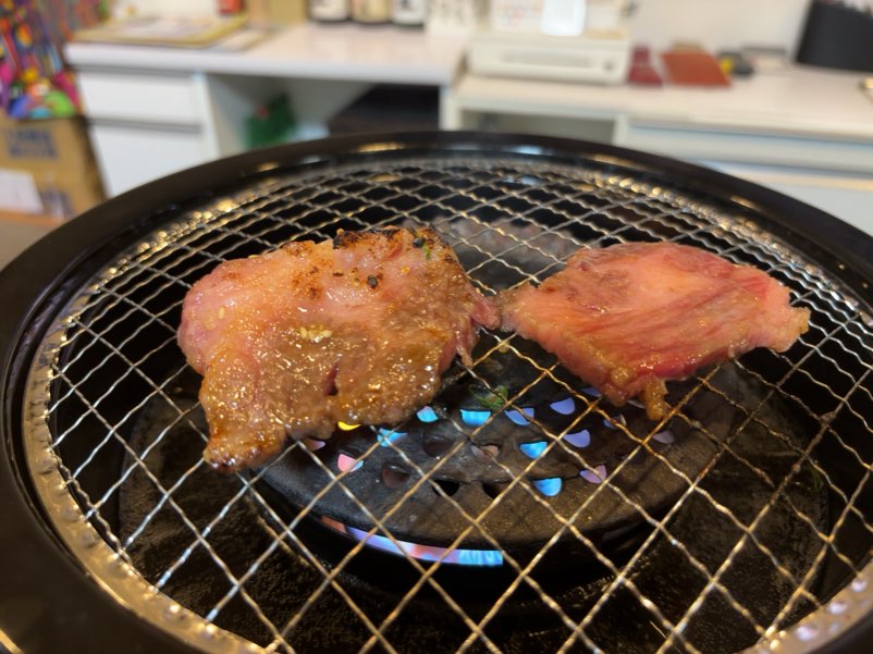 焼肉鉄板 ホルモン家（豊田市） 特上カルビを焼いてる状態