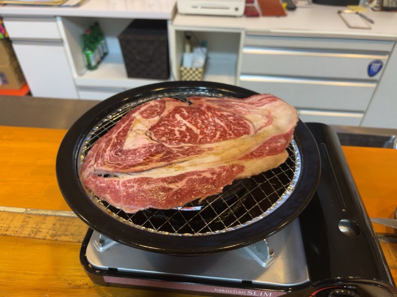 焼肉鉄板 ホルモン家（豊田市）　大判リブロースを焼いてる