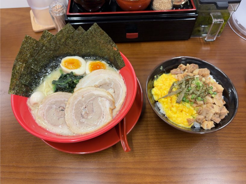 横浜家系ラーメン赤家（豊田前山店）　ラーメンと豚丼