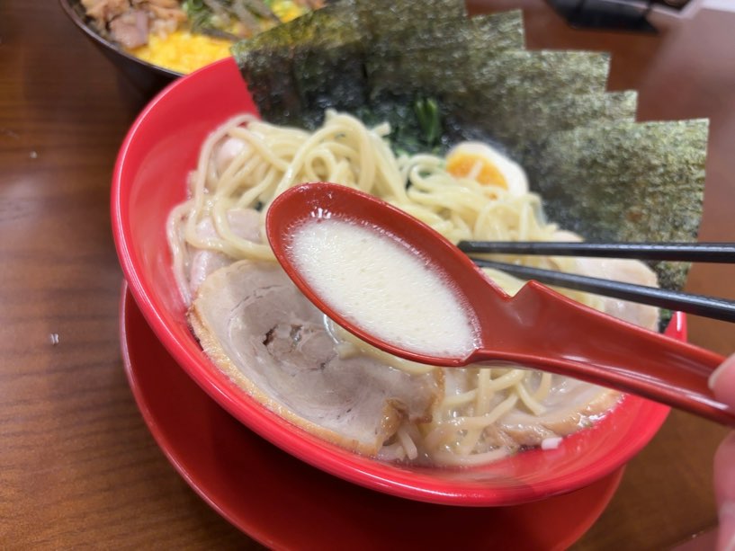 横浜家系ラーメン赤家（豊田前山店）　ラーメンのスープ