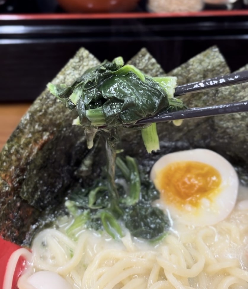 横浜家系ラーメン赤家（豊田前山店）　ほうれん草一口