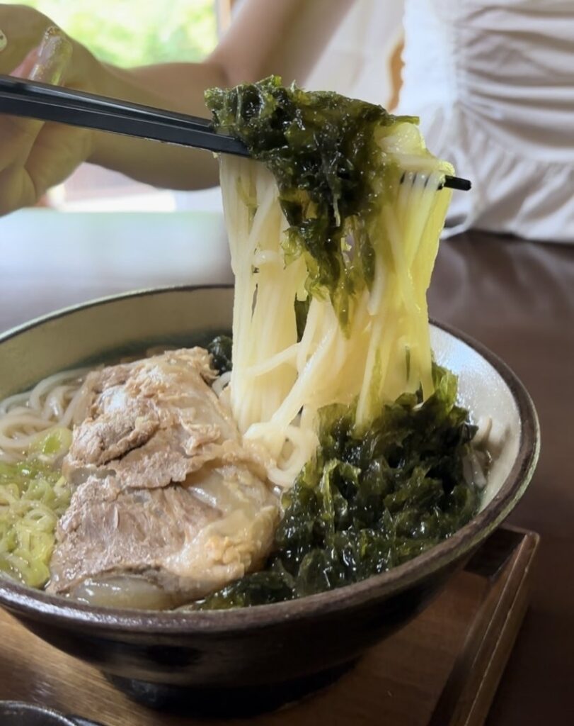 いちゃりばちょーでー（豊田市）　アーサー蕎麦一口