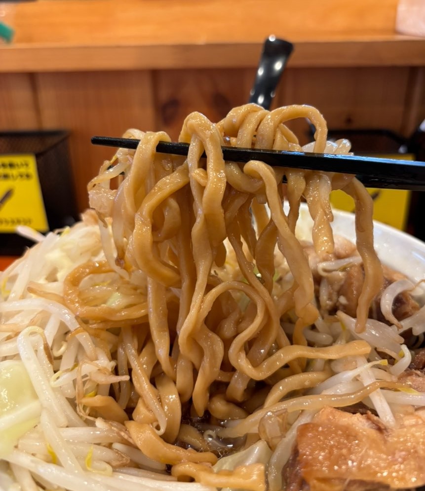 マシマシスタンド豊田店　ラーメンの麺