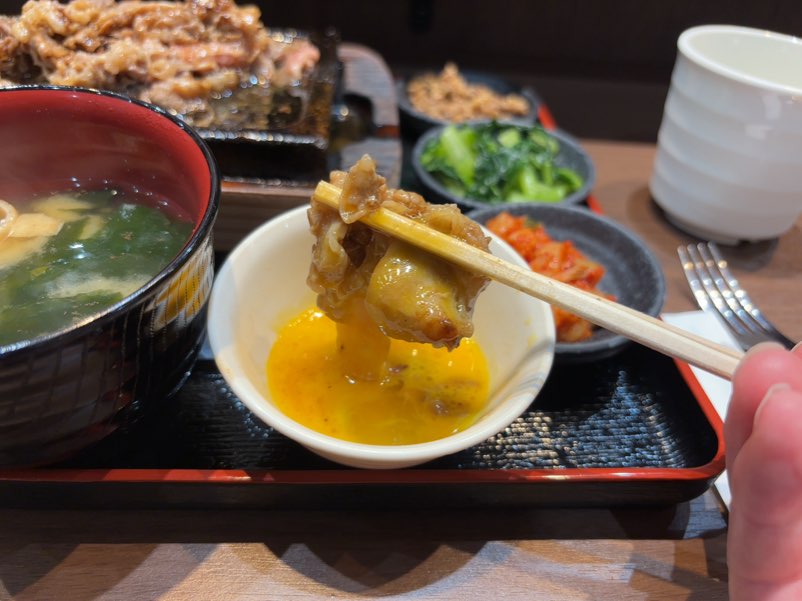 感動の肉と米 豊田錦店　卵とカルビヴォルケーノ