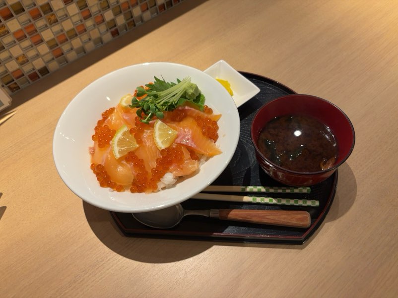 彩花亭（豊田市）　いくらとサーモン丼