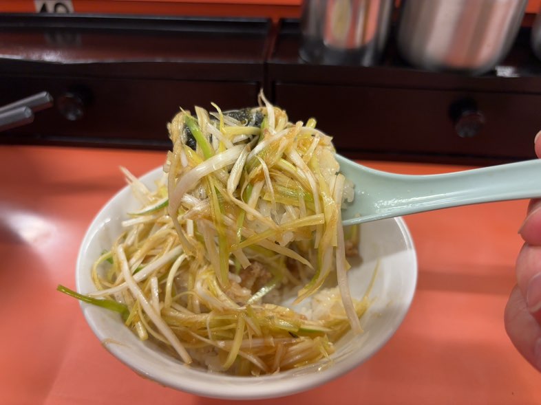 ネギいちラーメン元町店　ネギ丼一口