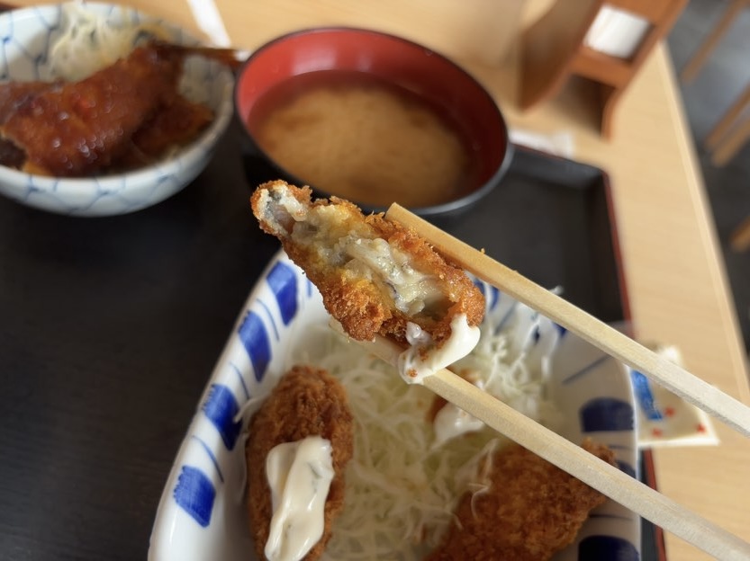 下市場食堂　カキフライ一口