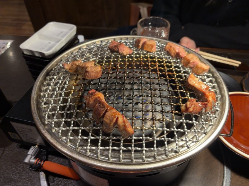 大衆焼肉こたろう豊田店 厚切りタンカットした状態