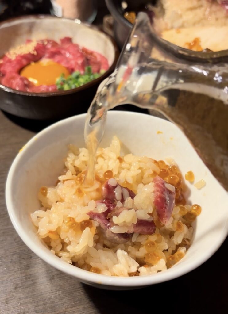 大衆焼肉こたろう豊田店　いくらと肉土鍋に出汁をかける