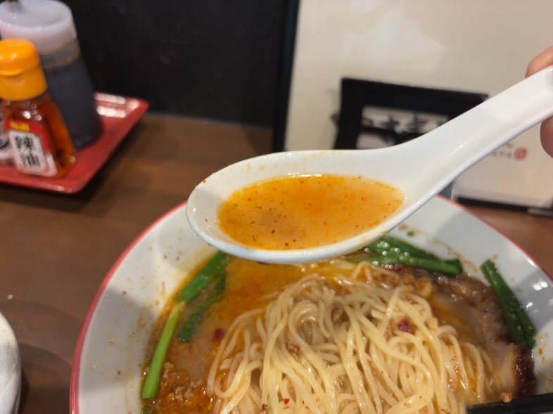 さんきゅうらーめんHARATAYA 豚骨台湾ラーメンのスープ一口