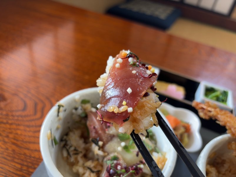 日本料理おか山(豊田市) 海鮮丼一口