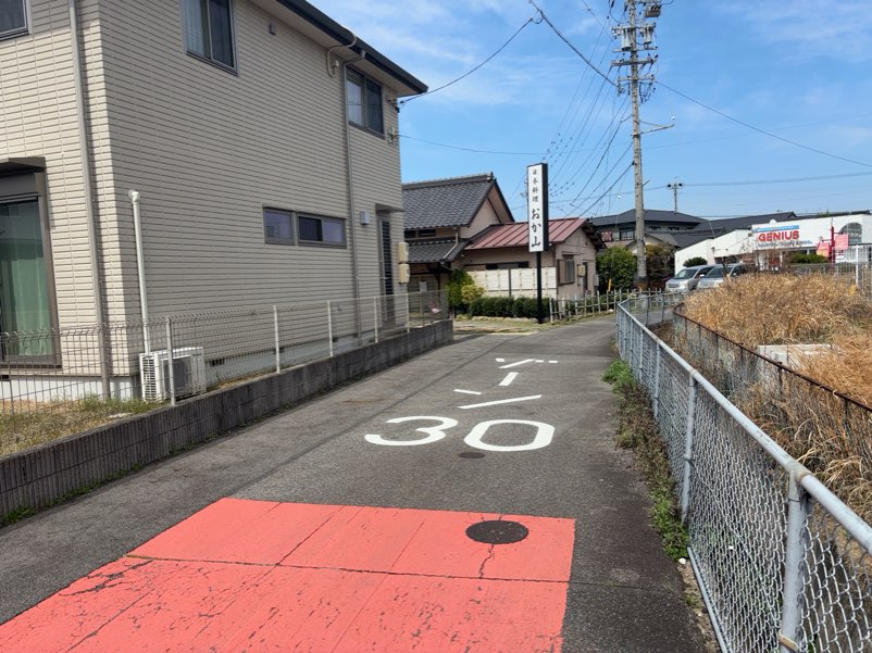 日本料理おか山(豊田市) 店の前にある道路