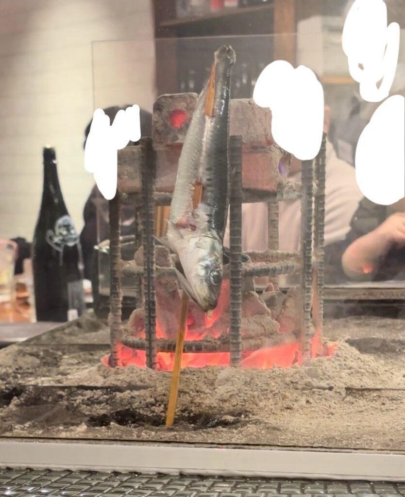 晴晴(はればれ)豊田店 魚を囲炉裏で焼いてる