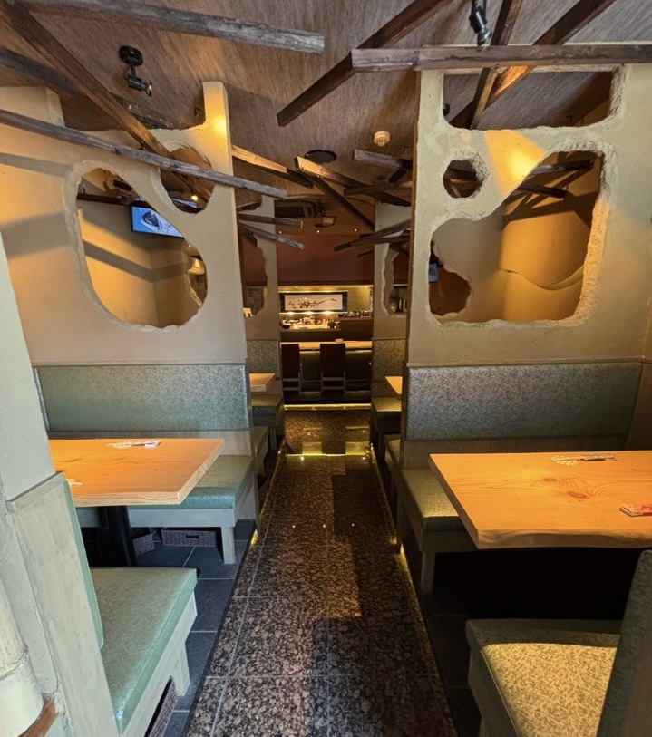 かき小屋厚岸水産 元城店 店内雰囲気