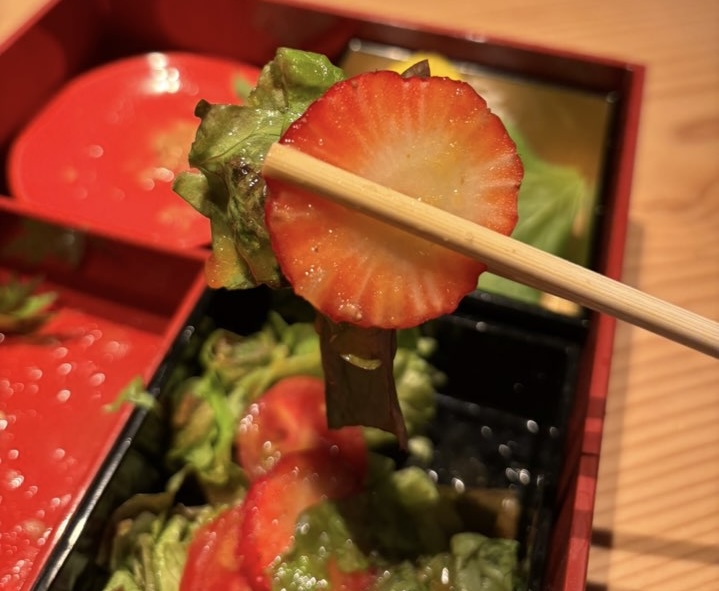 かき小屋厚岸水産 元城店 イチゴサラダ
