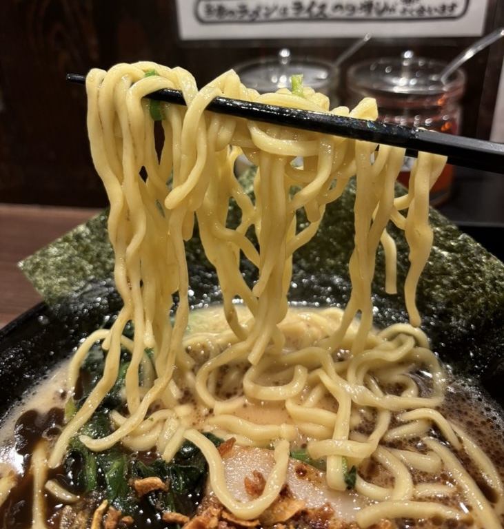 きがる家 豊田本新町本店 黒とんこつラーメンの麺