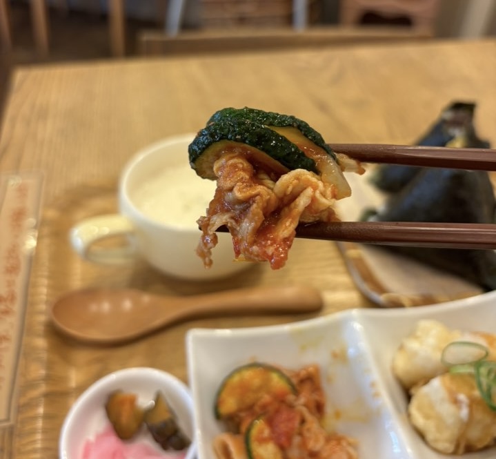 おむすびカフェOMU(おむ)みよし市 ズッキーニと豚肉の炒め物