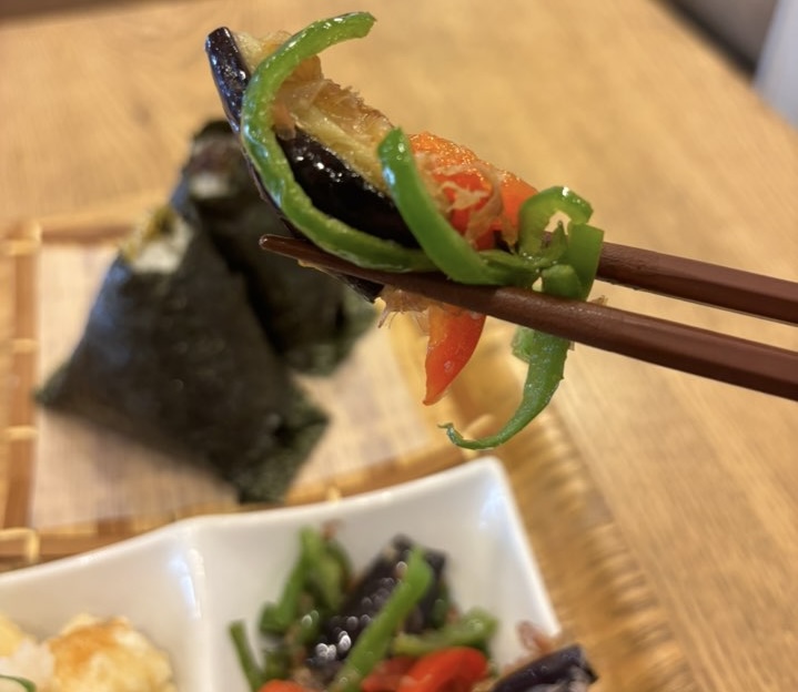おむすびカフェOMU(おむ)みよし市 茄子とピーマンの炒め物