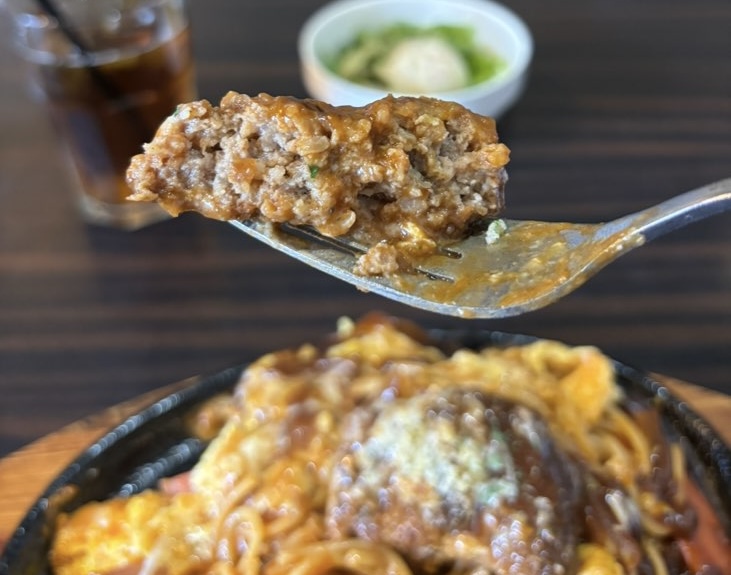 ことこと珈琲 豊田美里店　鉄板ナポリタンのハンバーグ