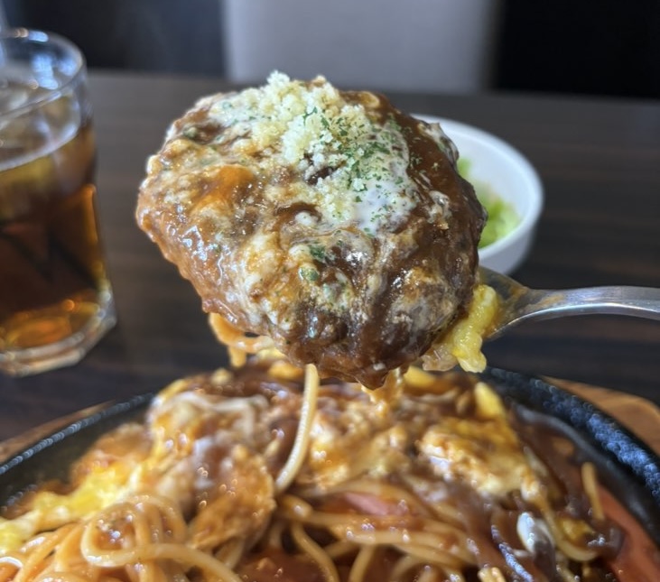 ことこと珈琲 豊田美里店　鉄板ナポリタンのハンバーグ