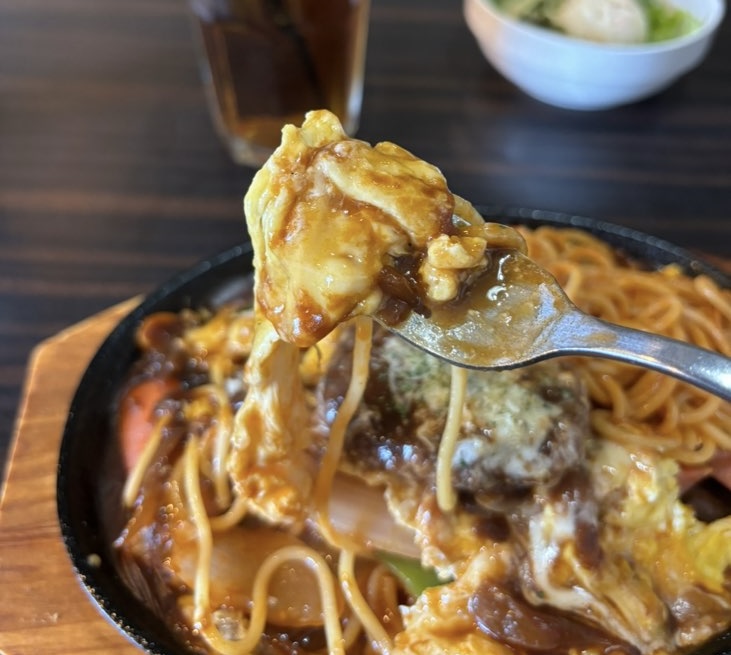 ことこと珈琲 豊田美里店　鉄板ナポリタンの玉子