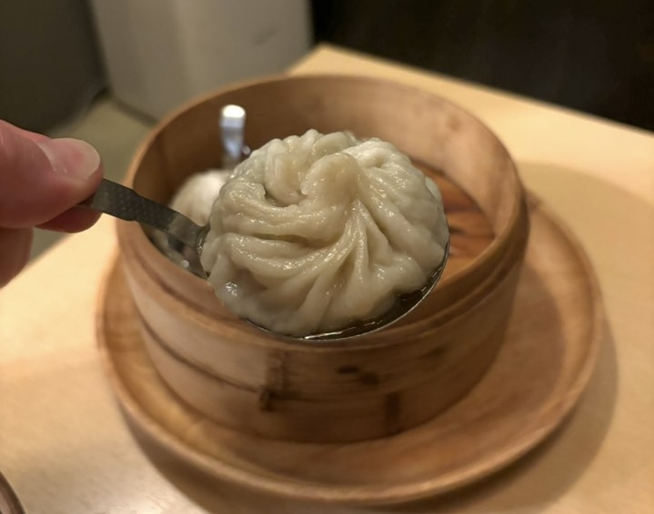 台湾中華 マヤク酒場 小籠包一口