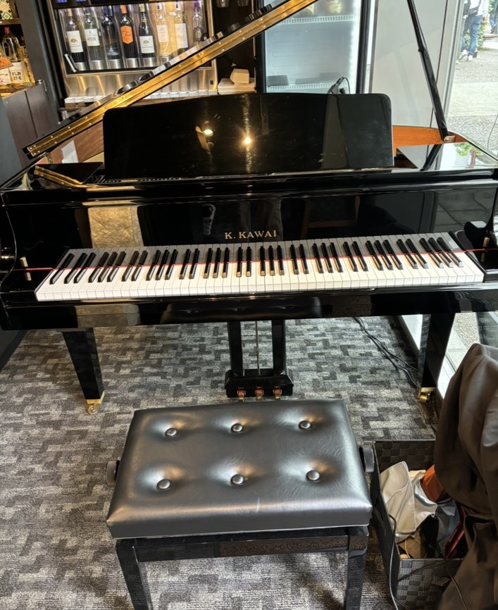 OSTERIA LUN FUJIMOTO di MON CAFE 店内にあるピアノ