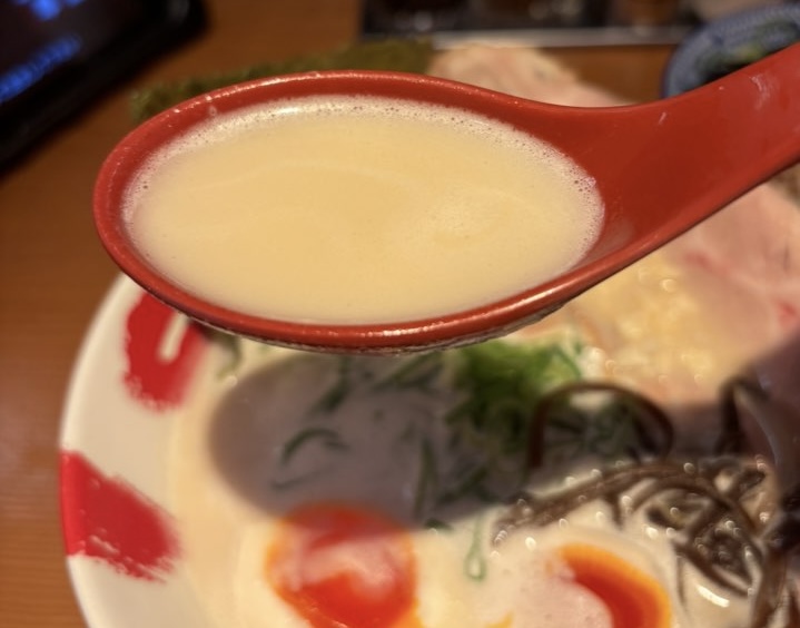 豚骨麺屋 一番軒 豊田大林FC店 白豚骨スープ一口