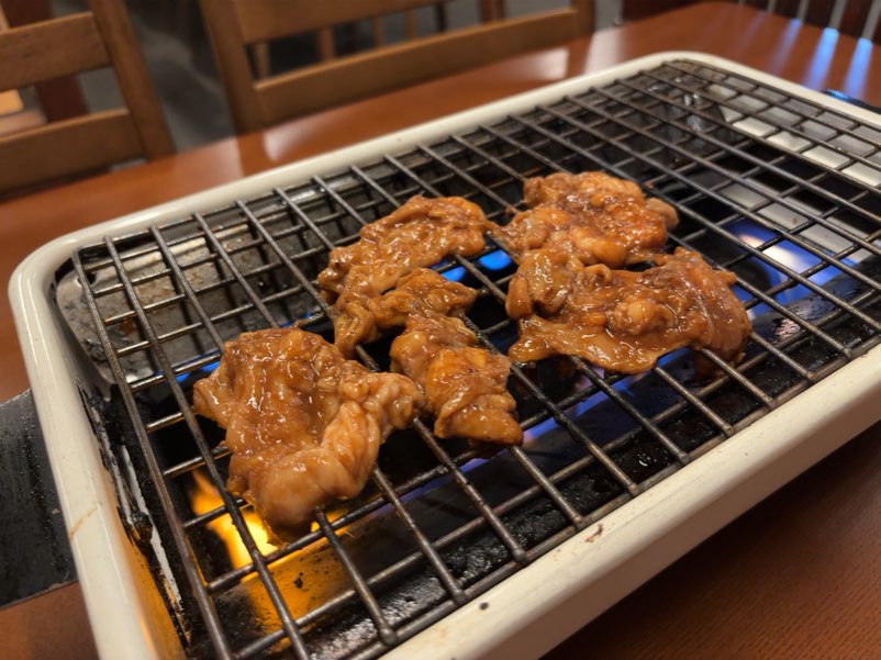 焼肉処デブちゃん(みよし市) とんちゃんを焼いてる