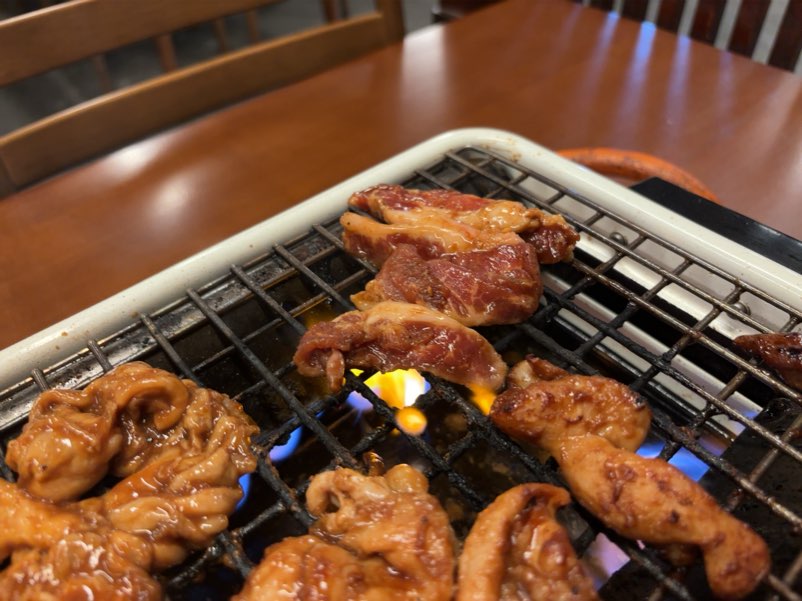 焼肉処デブちゃん(みよし市) 豚さがり焼いてる