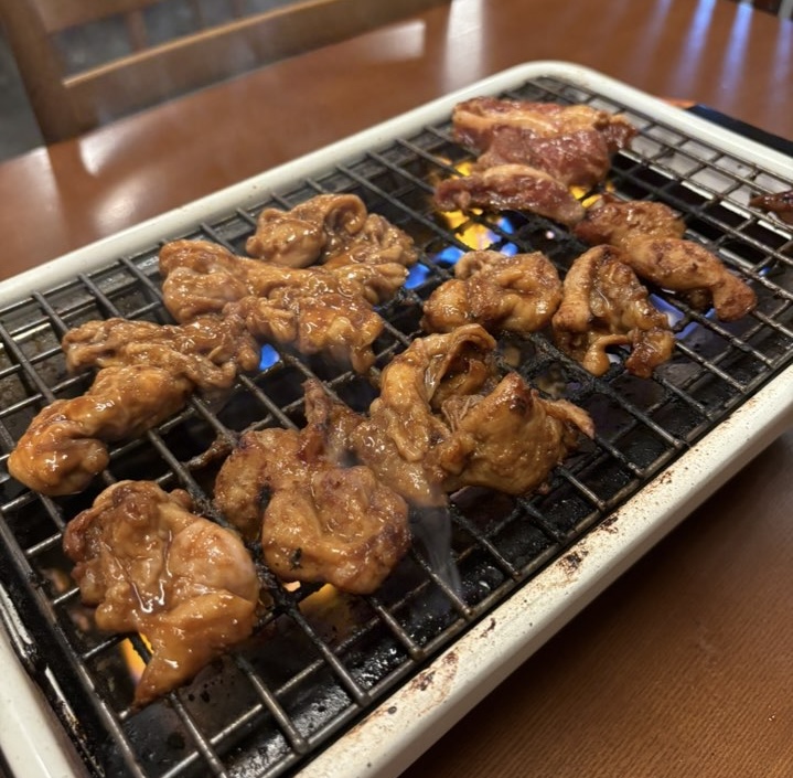 焼肉処デブちゃん(みよし市) 肉を焼いてる